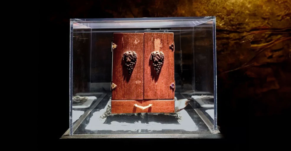 dybbuk box - facing - museum - supernatural chronicles