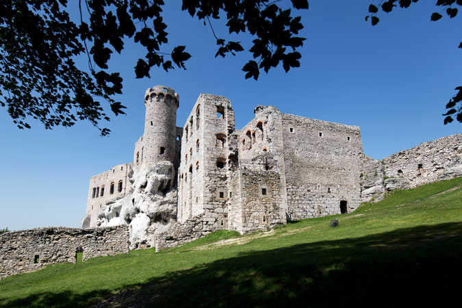 ruins of ogrodzieniec castle in poland - the supernatural chronicles